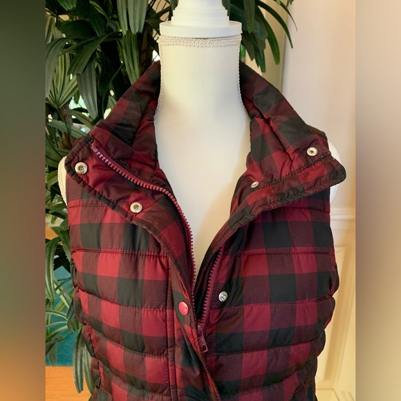 ❤️❤️GAP Red & Black Checkered Plaid Slimming Puffer Vest Size Medium❤️❤️ - Picture 2 of 10
